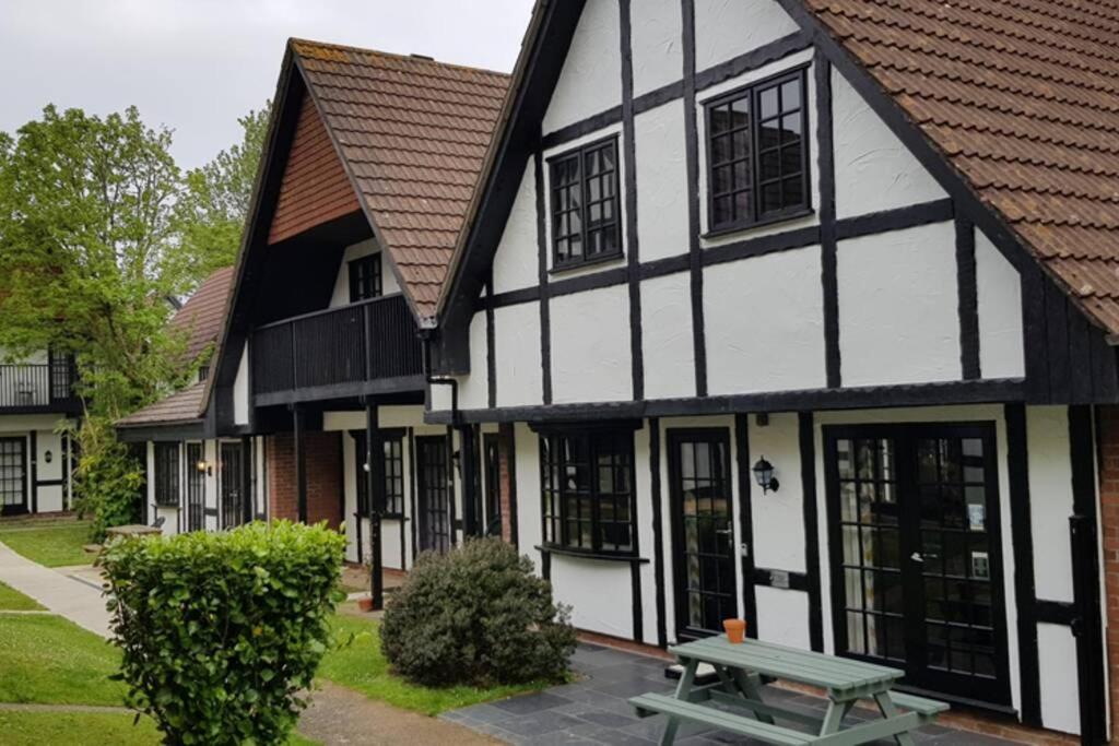 20 Tudor Court " Four Star Aa Accommodation" เฮล ภายนอก รูปภาพ